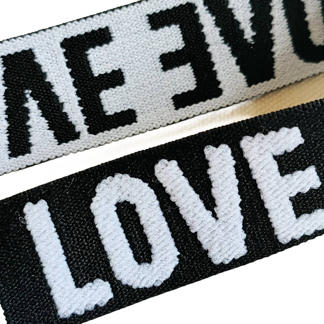 Élastique Jacquard blanc love sur fond noir - 25mm de largeur