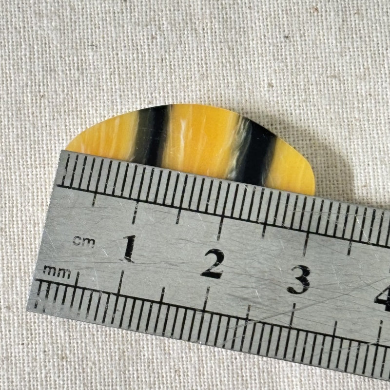 Bouton en résine irrégulier Rayures noires sur fond orange - 30*23mm